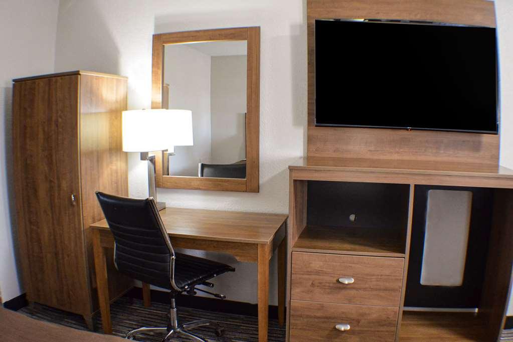 Clarion Pointe East Lansing University Area Room photo