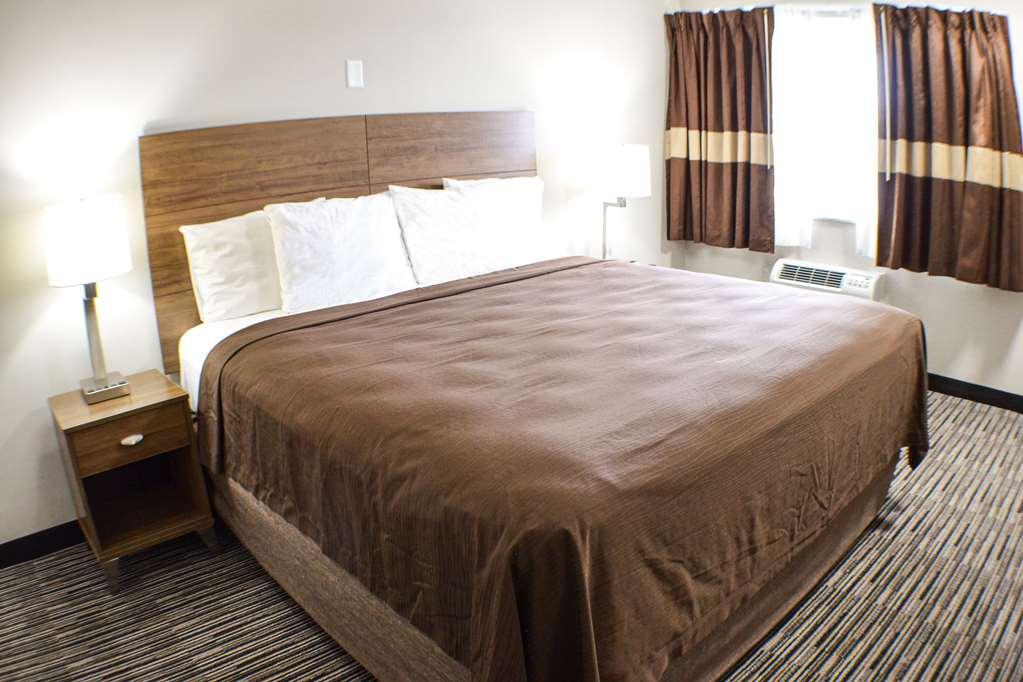 Clarion Pointe East Lansing University Area Room photo