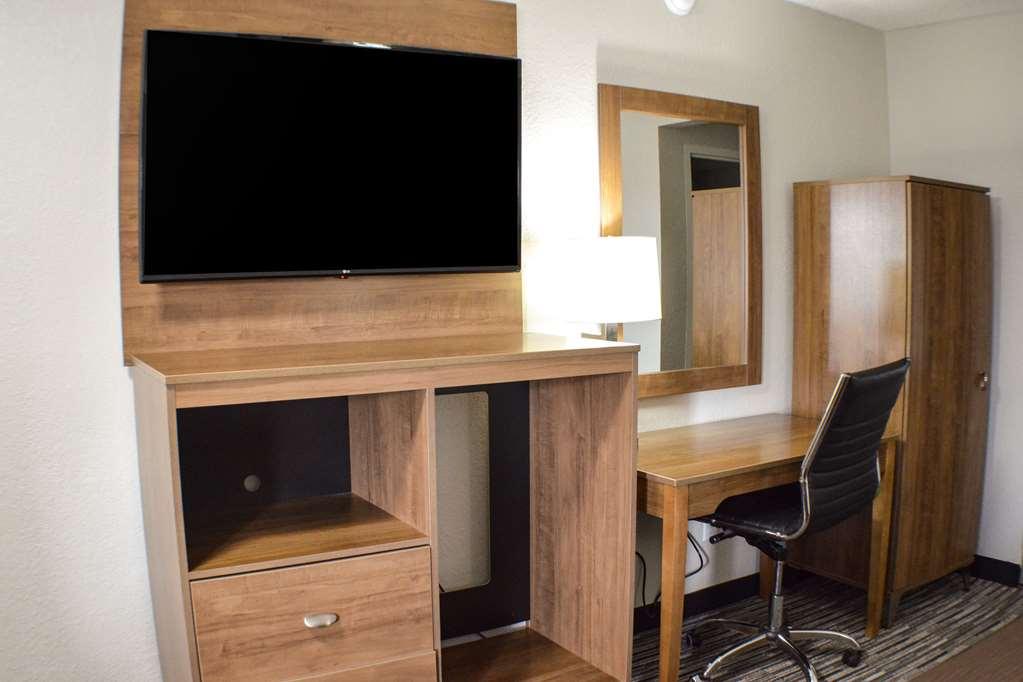 Clarion Pointe East Lansing University Area Room photo