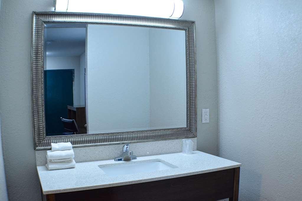 Clarion Pointe East Lansing University Area Room photo