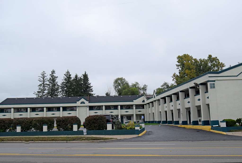 Clarion Pointe East Lansing University Area Exterior photo