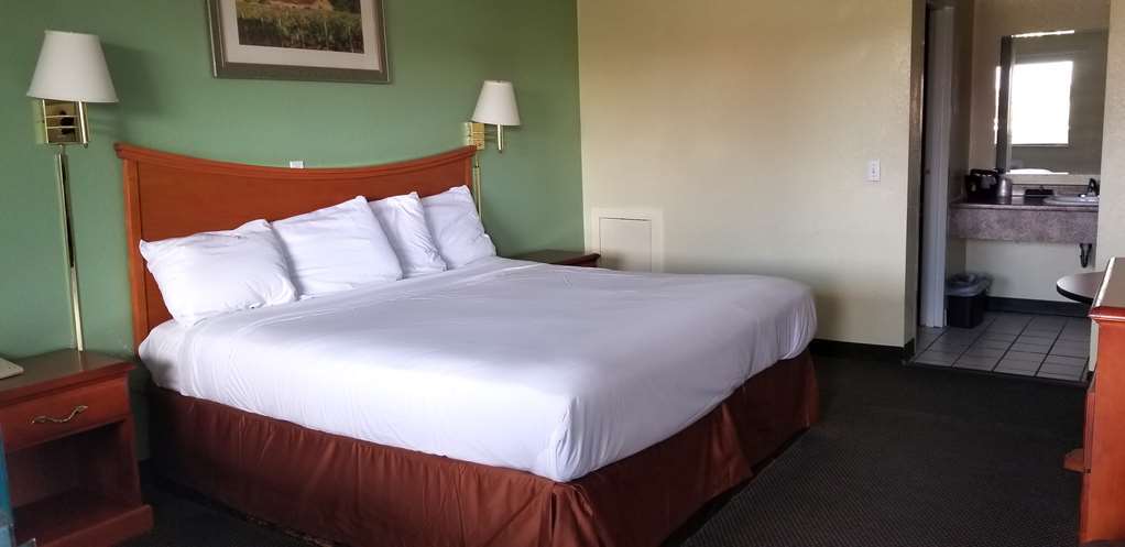 Clarion Pointe East Lansing University Area Room photo